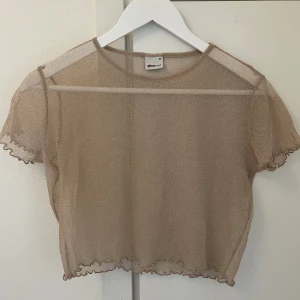 Glittrig mesh top, storlek M - Glittrig mesh top från Gina, passar S-M Bra skick 