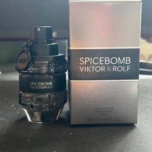 SPICEB0MB edt parfym - 49/50ml kvarstår, full presentation, perfekt vinter och höst parfym. Kvitto kan grävas fram vid intresse. Håller ca 6-8 timmar på min hud.