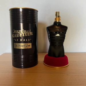 JPG Le Male Le Parfum - 125 ML - Säljer Jean Paul Gaultier Le Male Le Parfum 125 ml. Nästan helt full - Max 15 spray tagna. Inga byten, tack