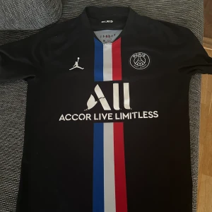 Psg tröja  - Lite sönder i mitten, men man ser det knappast, Storlek M men för plats på S också 