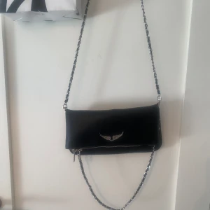 Zadig väska💕 - Säljer min jättefina väska från Zadig & Voltaire, knappt använd och nyskick. Väskan är äkta och priset kan diskuteras❤️