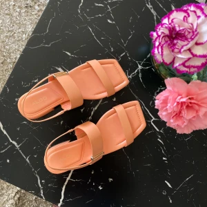 Aldo Sandaler Sandaletter Låg klack Orange 90s 90-tal Låga 39 Skinn - Skinnsandaler från Aldo som förtjänar ett nytt hem! Färgen är inte riktigt min tyvärr.  Storlek 39. Dom är endast använda vid ett fåtal tillfällen men fått en liten törn som syns på bild fyra, annars hela och fina.  🧡🧡🧡