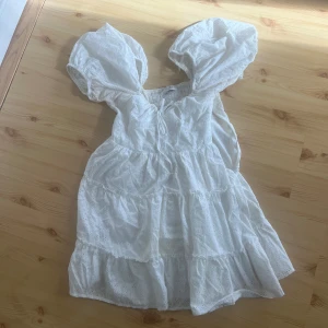 Studentklänning  - Jättefin studentklänning från chiquelle, köpt förra året, använd 1 gång, (pris kan diskuteras vid snabb affär)🥰