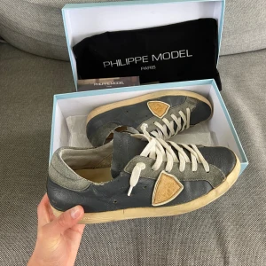 Philippemodel  - Säljer nu dessa feta philippemodel skor i en grå/mörkblå färg. Säljer dessa och några andra par där det är begränsat med og så det är först till kvarn för att få med🙌🏼. Skicket är bra men finns lite slitage, skriv för fler bilder/frågor🙌🏼