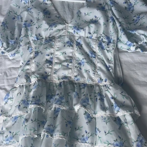 Trendig Zara klänning  - Säljer min zara klänning i storlek S genomför den var för kort för mig (är 171cm) Inga defekter eller fel på klänningen💗 Vill få sålt snabbt  Sista bilden är lånad ‼️