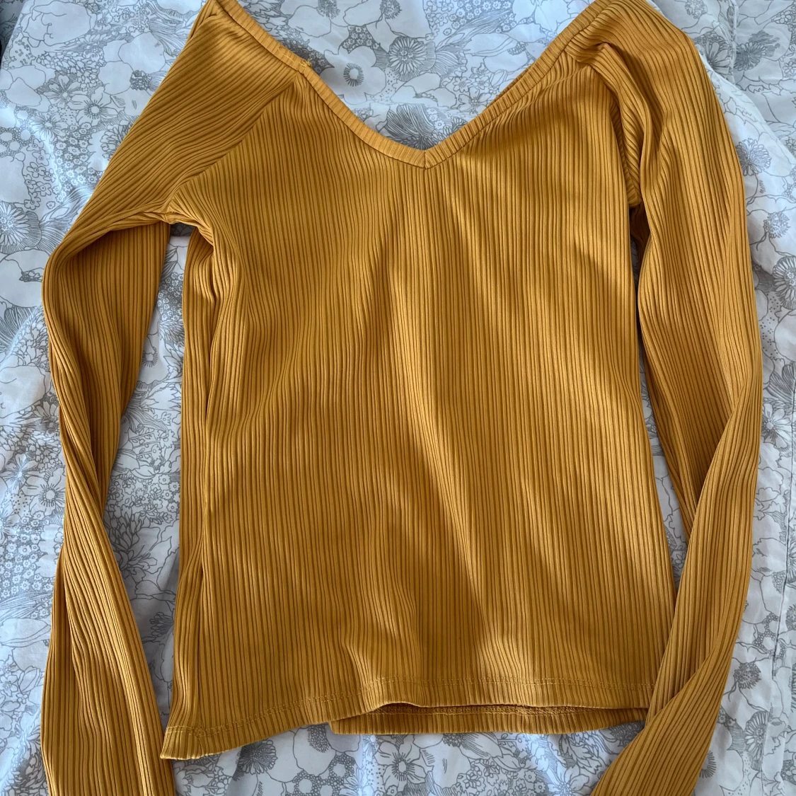 V-ringad gul tröja  - 91