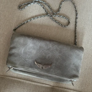Zadig rock suede bag  - Inköpt för några år sedan, har tyvärr bara legat i garderoben i princip.. använd kanske två gånger