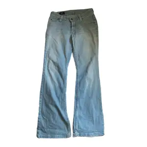 Ljusblå bootcut lee jeans perfekta till sommaren!! Va tyvär för korta till mig🥲🥲 midjemåttet är ca 77 cm och innerbenslängden är ca 79 cm💕 i storlek w31 och l31