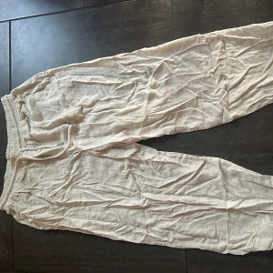 Linnebyxor - Min lillebror har blivit 195 så vuxit ur en del kläder som jag nu säljer åt honom🤝 Vill ni ha bilder på hur kläderna sitter på så är det bara att skriva så löser vi☀️☀️