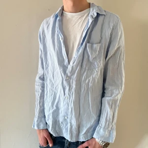 Linne skjorta - Hej🤗 säljer nu en blå linne skjorta från H&M! Storlek M. Skick 9/10✅ hör av dig vid frågor!