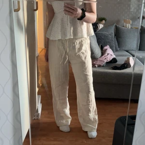 Linnebyxor  - Superfina linnebyxor som tyvärr inte kommer till användning! De är vit/beiga. Storlek M men passar mig som vanligtvis bär S, lågmidjade och går även att vika ner kant så de blir ännu mer låga! Kom privat för funderingar🩷