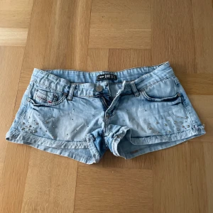 Lågmidjade jeansshorts - Jättefina lågmidjade jeansshorts från diesel, aldrig använda då dem inte passar, men köpta secondhand. Storlek 27 Midjemåttet är 39 cm