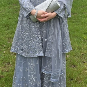 Indisk/pakistansk klänning - Köpt från London. Änvänd enbart en gång. I god skik. Storlek 42.  Passar för 155-165 cm beroende på höjden av klackor. Ytterligare 4 cm förlängningsmöjlighet. Klänning består av tre delar: klänning (toppen), byxor och sjal. Färg: gråttblå och silver.