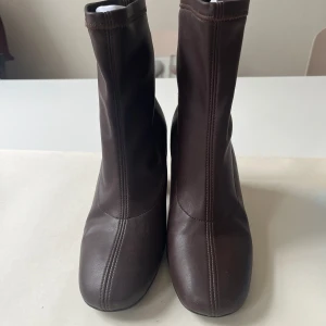 Twist&tango ankelstövlar - Twist&tango ankelstövlar Storlek 36.  Den är i bra skick  Se andra produkter jag säljer.