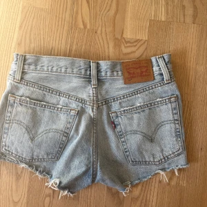 Levis shorts!  - Perfekta till sommaren! Storlek 24, men passar på mig som är en 26a typ! Hör av er om ni har frågor/se bilder på! 🙏🏼