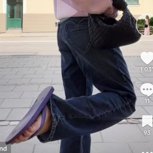 Jeans med hjärtan  - Såå snygga jeans med hjärtan på bakfickorna från Zara. Älskar dom men tyvärr är dom för stora på mig. 