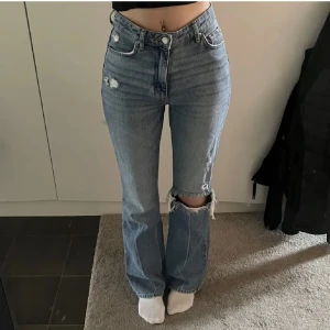 Jeans - blåa högmidjade bootcut jeans från bershka i storlek 36, bra skick (jag är 172cm)
