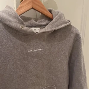 Sandro hoodie - Väldigt bra skick , passar xs-medium/large typ