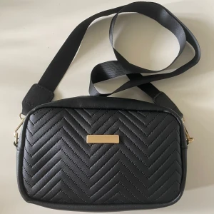 Axel väska - En svart axelväska med bra skick (priset kan diskuteras)