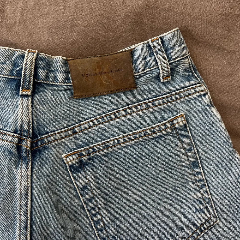 Sjukt snygga vintage jeansshorts från Calvin Klein, köpta i London. Superfint skick, säljer då de tyvärr är lite för små på mig 💔Midjemått ca 76 cm!. Shorts.