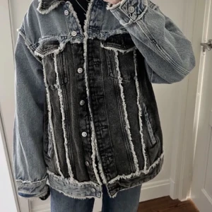 Jeansjacka - Slutsåld jeansjacka från HM!! Ascool å perfekt till sommaren. Sitter som en XS/S❣️