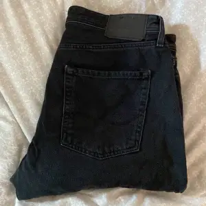 Säljer dessa jeansen ifrån Jack and Jones för endast 150kr, riktigt bra skick. Vid fler bilder eller frågor kontakta mig. 
