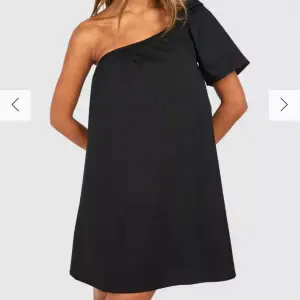 Säljer denna jätte fina klänning från boohoo den har prislappen kvar och är aldrig andvänd ny pris är 350💗