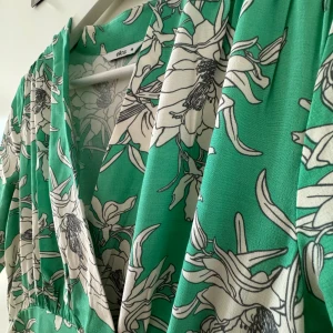 Klänning st 36 - Säljer en helt ny klänning ifrån Ellos. Den är aldrig använd pga felköp.  Storlek 36 Material Viskos  Dragkedja i sedan 