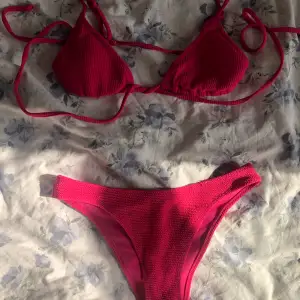 Jättesnygg rosa bikini i storlek XS, endast använd 1 sommar. I bikiniöverdelelen så finns det band så att man kan knyta de det där fram eller ta det ett varv till och göra en Knut därbak. Kontakta gärna om du undrar något❤️
