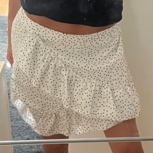 Kjol - Säljer en kjol perfekt till sommaren, jättefint skick då den är använd 1 gång!