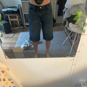 Baggy jeans shorts Bershka - Baggy Bermuda - Jeansshorts. Köpte de nyss och haft de en gång och märkte sedan att de var för stora. 