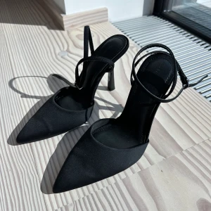 Spetsiga klackar  - Sjukt snygga klackar från Bershka! Säljs till bra pris! Använda en gång. Nyskick.