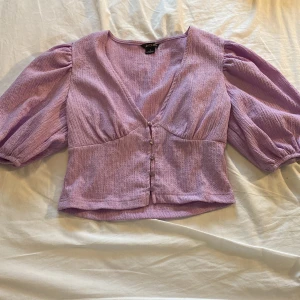 Ljuslila blus m puffärm - Supersöt blus i lite creppat material med puffärmar!!