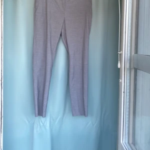 Byxa - Tunna grå kostym byxa i bra skick  använd ett par gånger  73%Polyester 25%Viskos 2% Elastisk  20% Bomull 