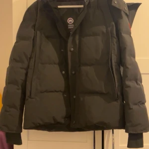 Canada Goose Jacka - Säljer min Canada Goose pga att den inte kommer komma till användning längre och är lite för stor på mig för min smak. Användes några gånger förra vintern annars som ny. Storlek S men sitter som M.  Priset kan diskuteras.