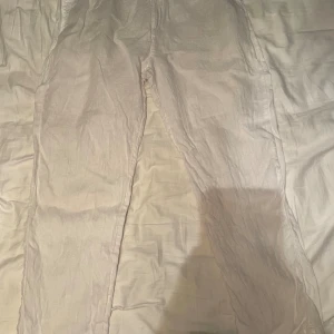 Vita linnebyxor  - Säljer mina vita linnebyxor från Zara för dom passar inte längre. Det kan va bra att ha vit vita linnebyxor till sommaren för dom flesta är lite beige. Knappt använda och väligt sköna.