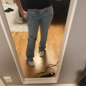 Detta är ett par ltb jeans i modellen valarie som jag har gjor hål i själv. Dem är lite slitna vid fötterna men annars smått använda.