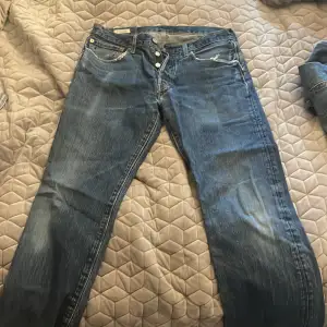 Snygga Levis jeans till grabb 501er i storlek 32,32. 