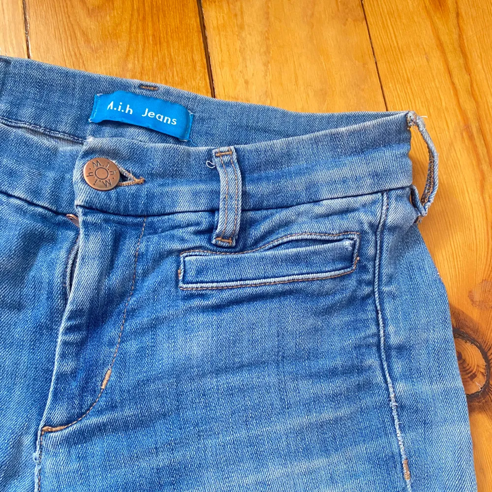 Säljer ett par jätte snygga ljusblåa jeans från M.i.h för 600 kr+frakt💞💞 . Jeans & Byxor.