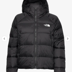 The north face jacka  - Svart the north face jacka säljes. Fin jacka köpt för 2500kr i helt okej skick. Använd en höst+vinter och har inga hål stora fläckar(kan finnas någon liten fläck) men jag själv tycker ej att man lägger märke till det.😊pris kan diskuteras!