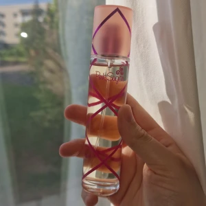 Pink Sugar parfym - Pink Sugar parfym💖🤍 i 50 ml. Luktar som godis typ lakris med en söt doft. Knappt använd endast testat så flaskan är full och ny!