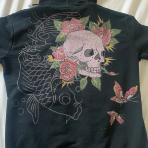 ed hardy hoodie💋 - så snygg ed hardy hoodie, jättebra kvalite. står M men passar oxå jättebra på S💗 skriv om du har några frågor.