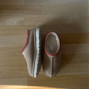 Uggs - Säljer dessa snygga populära Uggs tasman i storlek 38! Aldrig använda! Säljer för 1000kr☀️✨ 