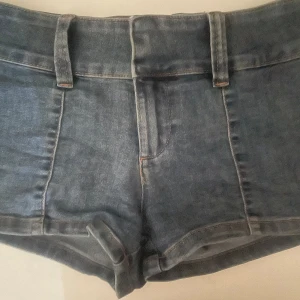Low waist Shorts  - Jättefina blå jeansshorts. Säljes då jag har för många shorts. Jag har aldrig använt de tidigare så de är som nya. Köptes för 400kr. Man kan välja att ha skärpet på eller inte. Om frågor så kontakta mig🤍