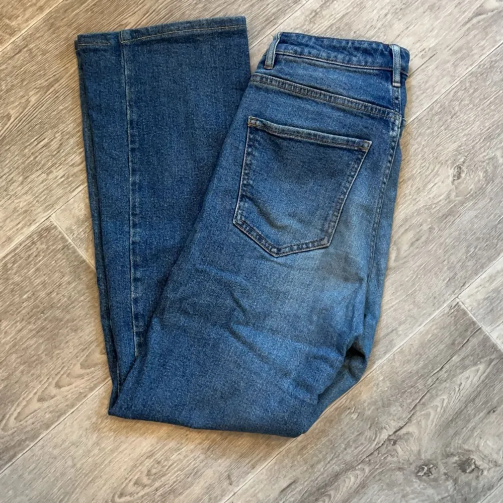 Fina jeans från Kappahl. Hög midja och strl 34. För referens är jag 161 cm lång. . Jeans & Byxor.