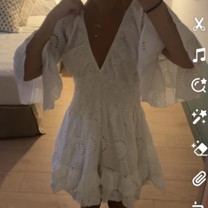 Vit sommarklänning  - En jätte fin sommarklänning som är köpt i Spanien. Helt oanvänd! Verkligen super fin, säljer för jag redan har en annan liknade. 🤍