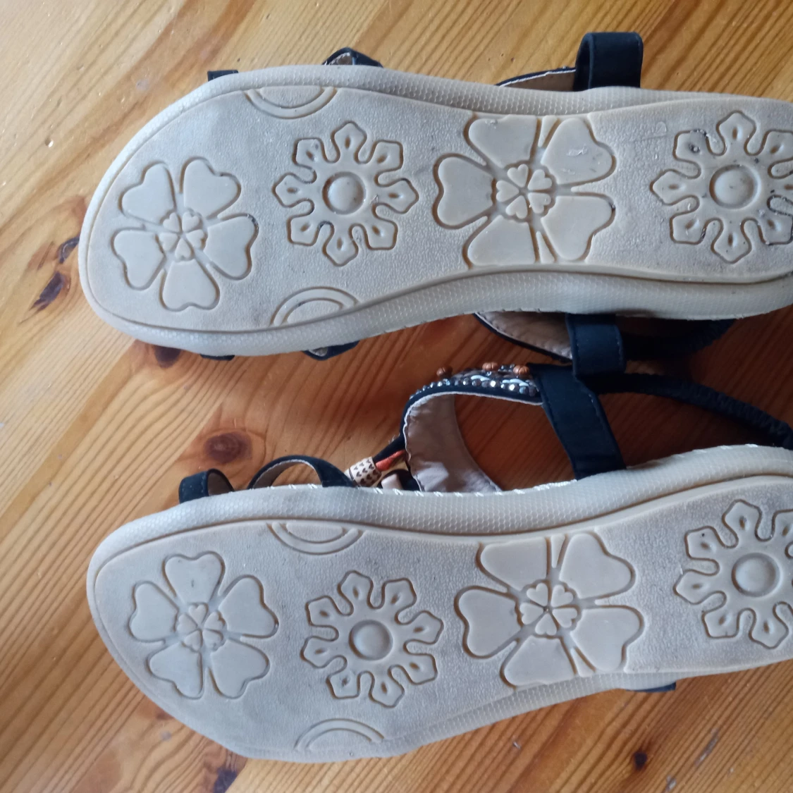 Sandaler med pärlor i olika färger . - 93