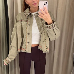 Zara jacka - Säljer den här populära militärgröna jackan från Zara, köpt förra sommaren och knappt använd så i superfint skick⭐️Nypris 500 kr