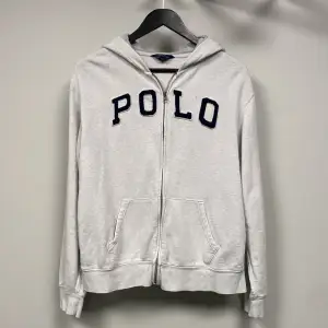 Ralph Lauren hoodie med ”Polo” stamp över bröstet. Skick: 18-20 (XS), Nypris: 1400kr. Tveka inte på att kontakta oss vid frågor👍🏼