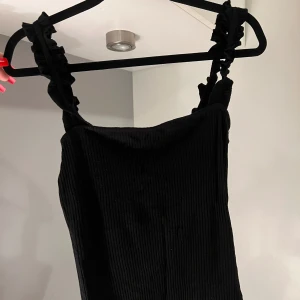 Söt topp med volanger  - Super söt topp med volanger 🖤